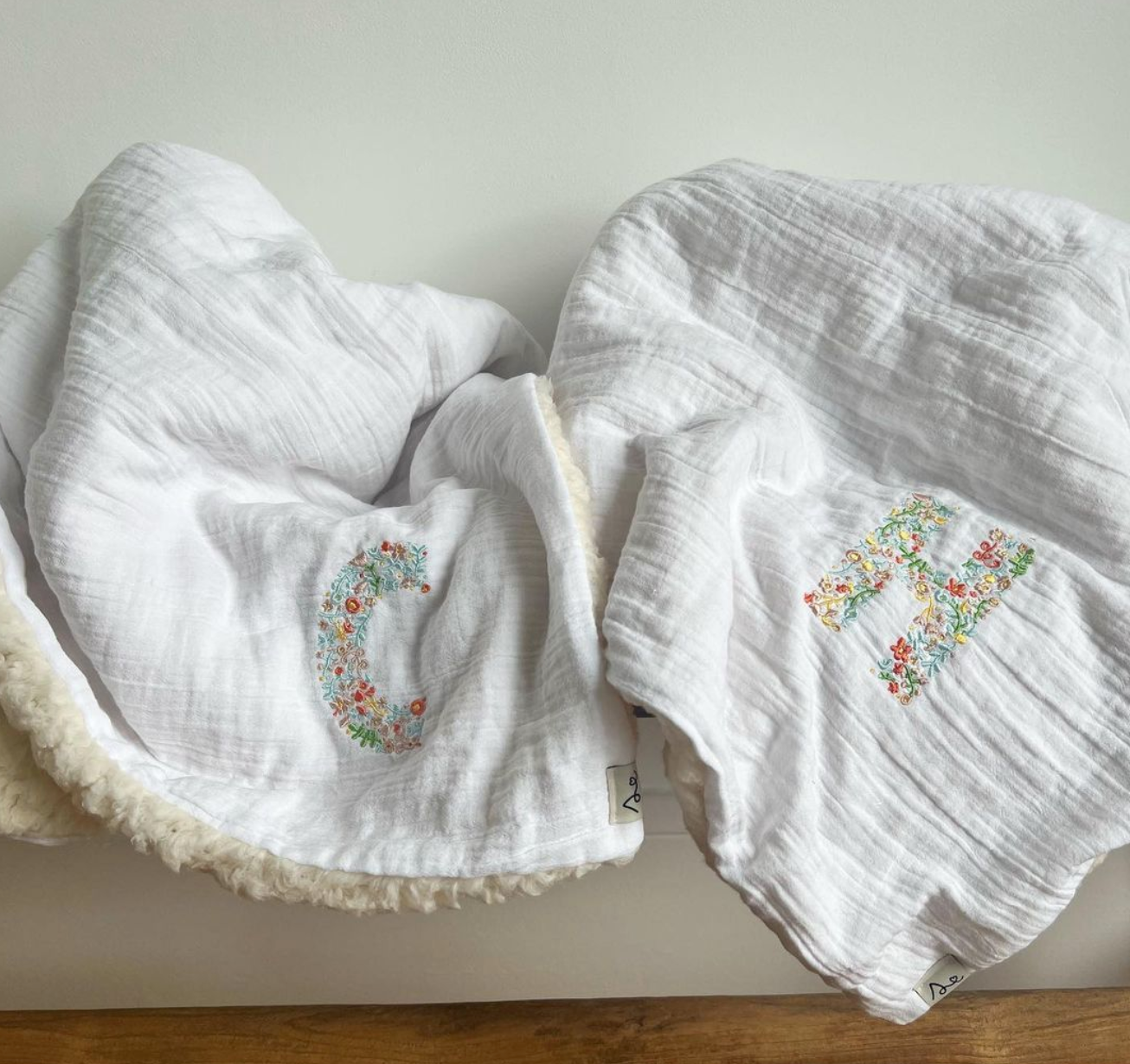 Couverture Bébé Initiale Brodée - Fourrure & Gaze de Coton – Stitches
