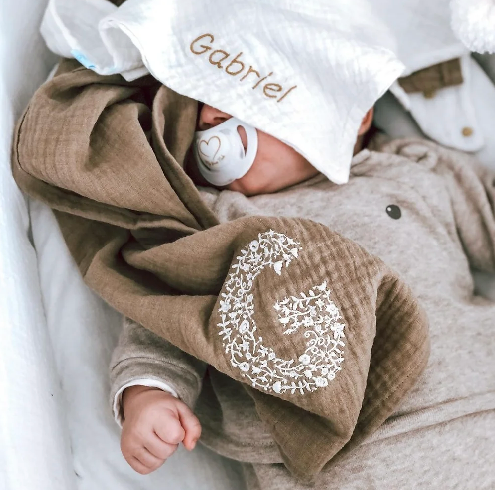 lange gaze de coton personnalisé bébé brodé initiale