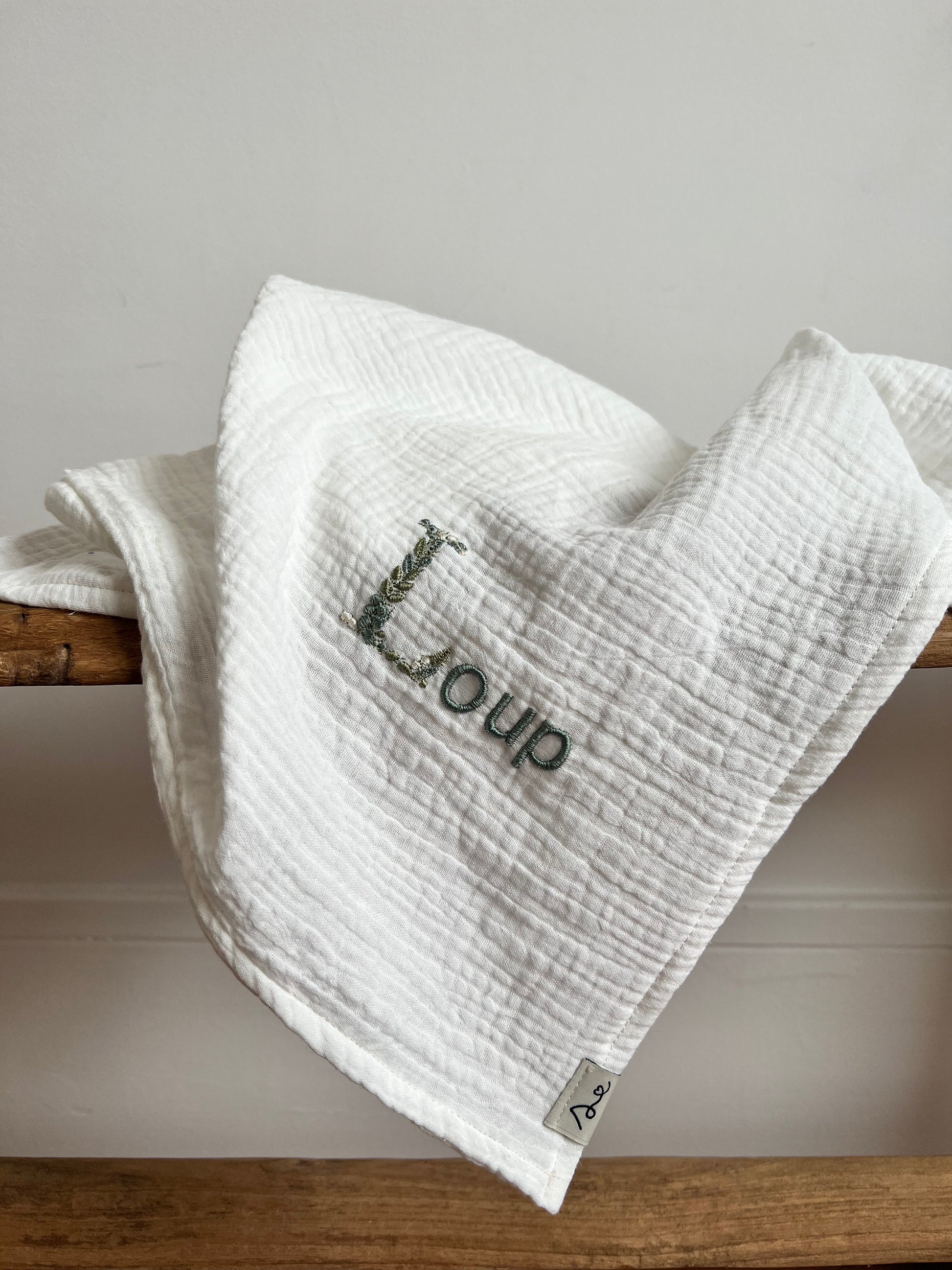 lange fleuri  gaze de coton personnalisé bébé brodé initialelange fleuri  gaze de coton personnalisé bébé brodé initiale