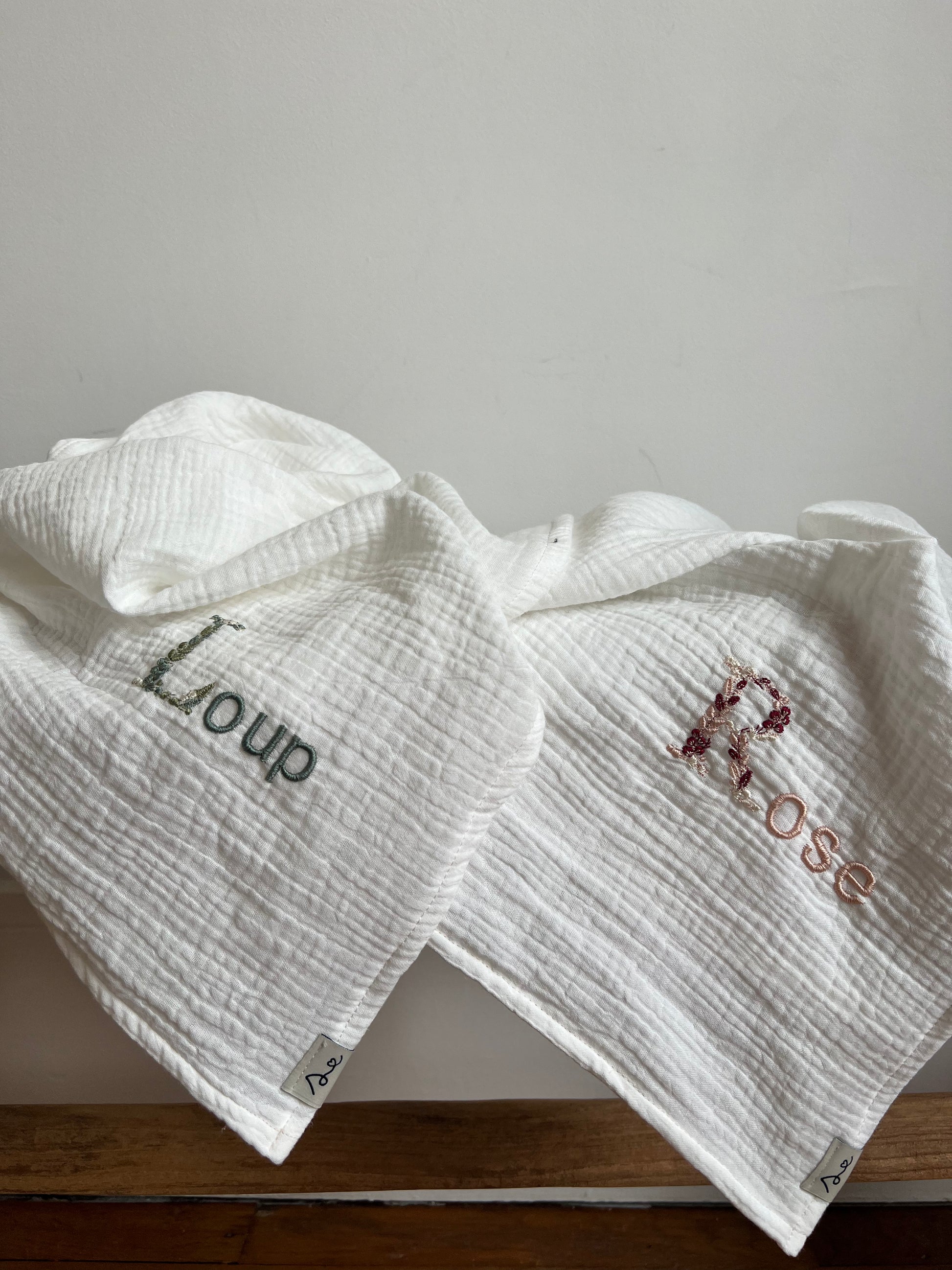 lange fleuri  gaze de coton personnalisé bébé brodé initiale