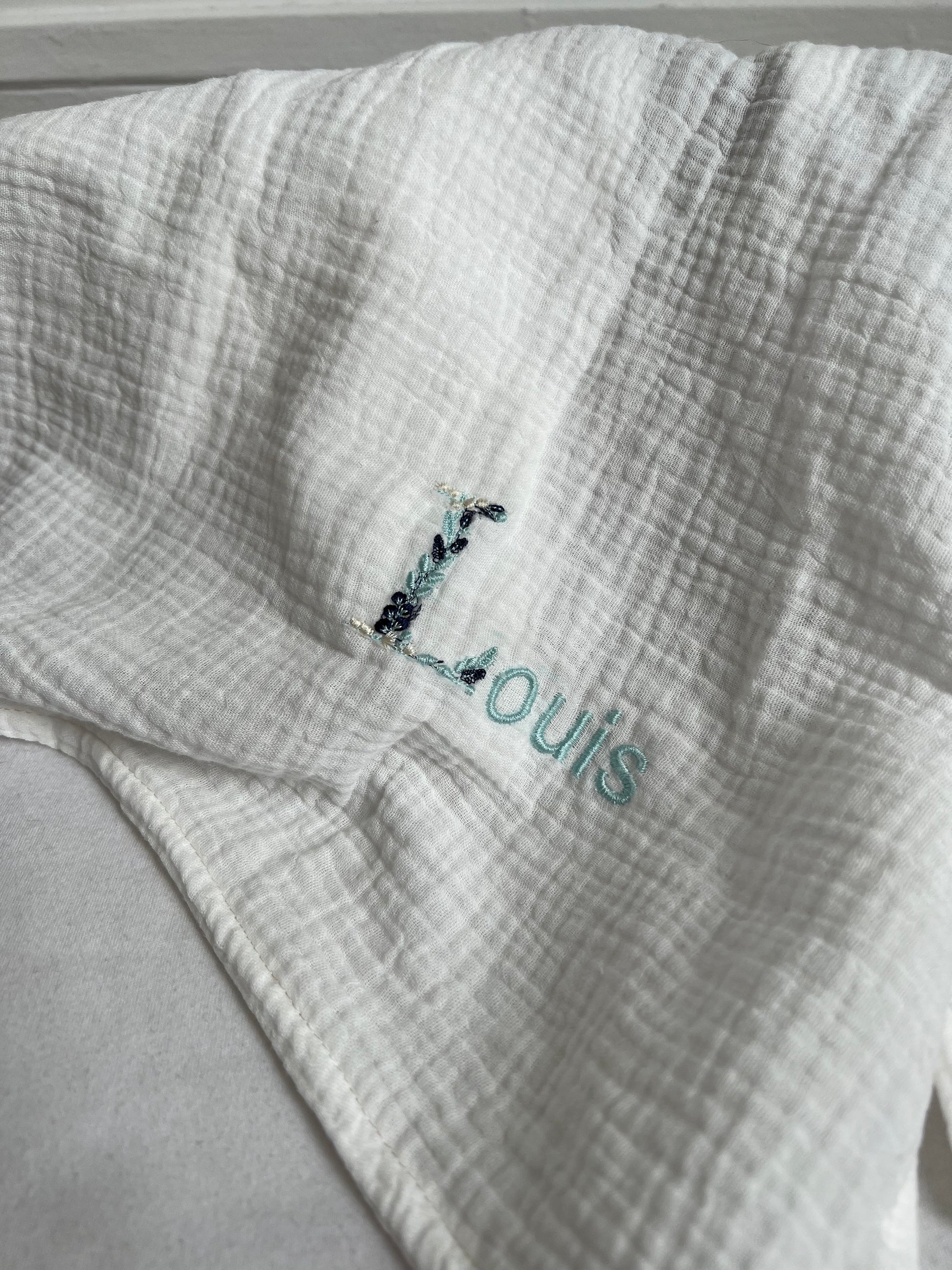 lange fleuri  gaze de coton personnalisé bébé brodé initiale