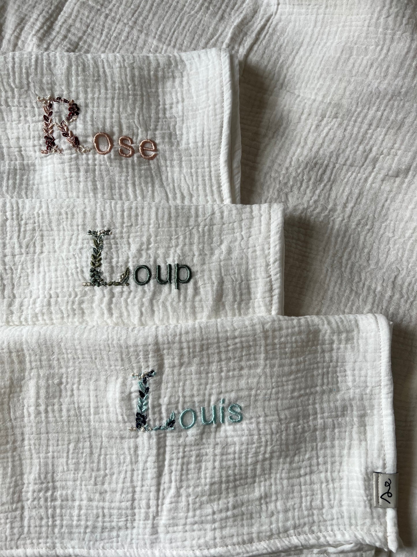 lange fleuri  gaze de coton personnalisé bébé brodé initiale