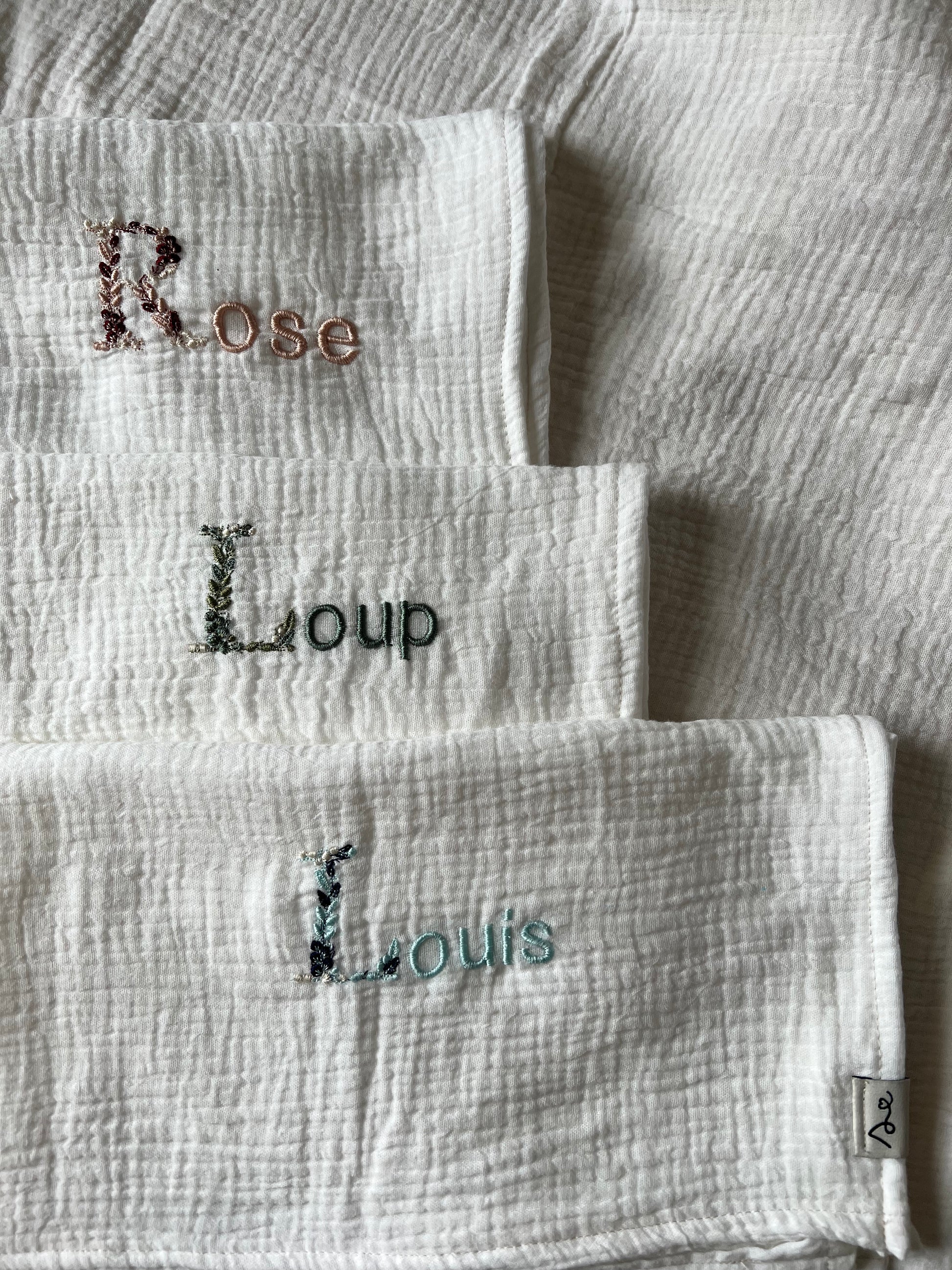 lange fleuri  gaze de coton personnalisé bébé brodé initiale